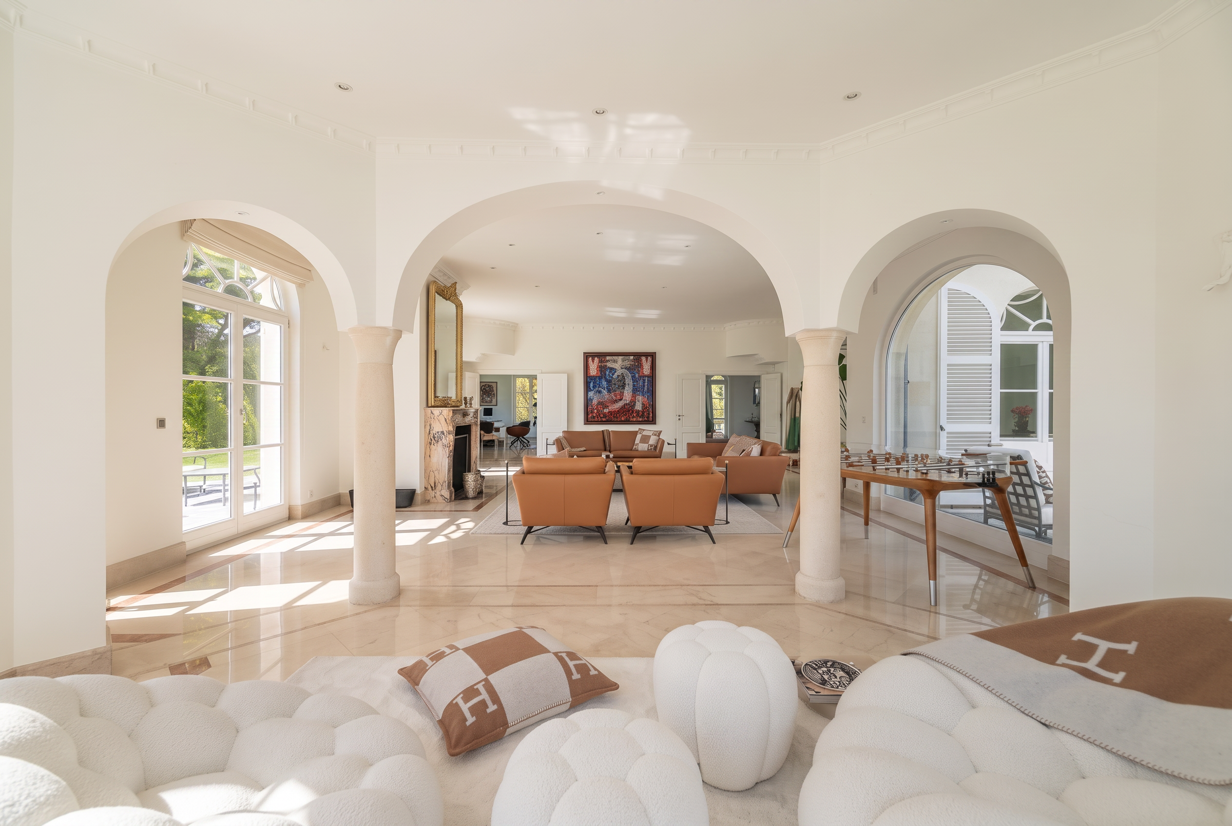 Living room and arched openings